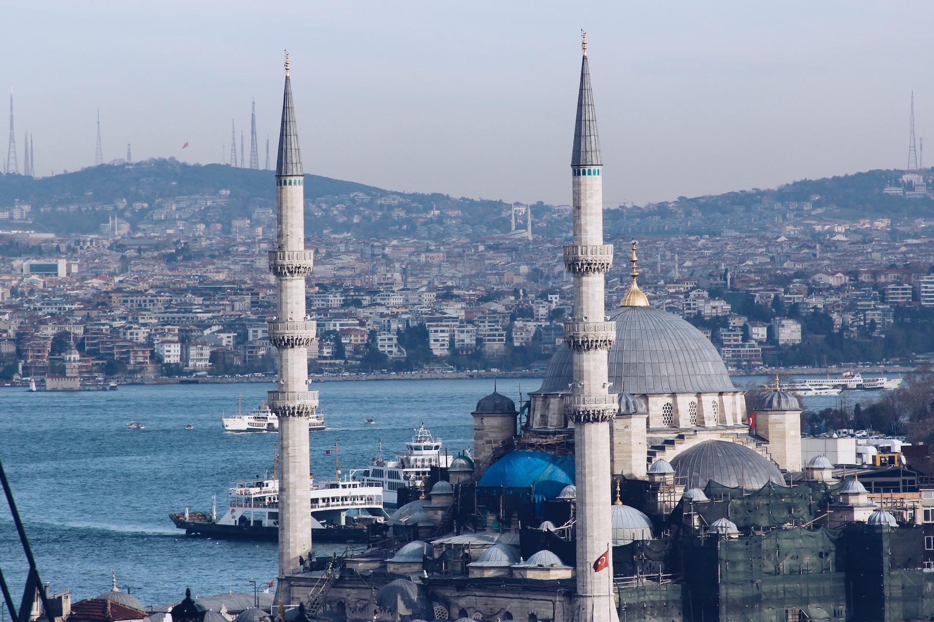 نمای هوایی شهر استانبول در طلوع خورشید در ترکیه